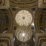 La singola navata � sormontata da un soffitto a botte e dalla cupola che si innalza sulla pianta a croce greca dell�edificio